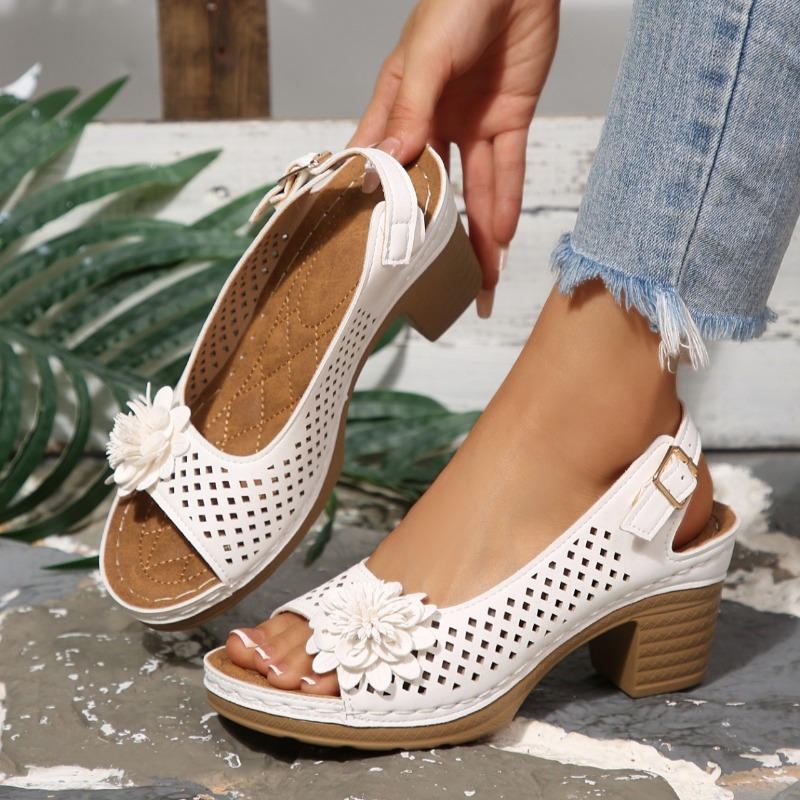 Ankle Strap Attachment - Женские сандалии на массивном каблуке, лето